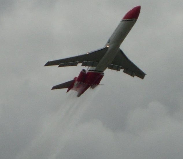 B727 G-OSRA Climbing Away Spraying Water at Farnborough (Credit: Aerossurance)