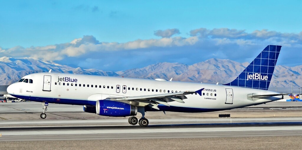 JetBlue A320 N552JB landing at Las Vegas - McCarran International (LAS / KLAS)  15 December 2012 (Credit: Tomás Del Coro, CC BY-SA 2.0)