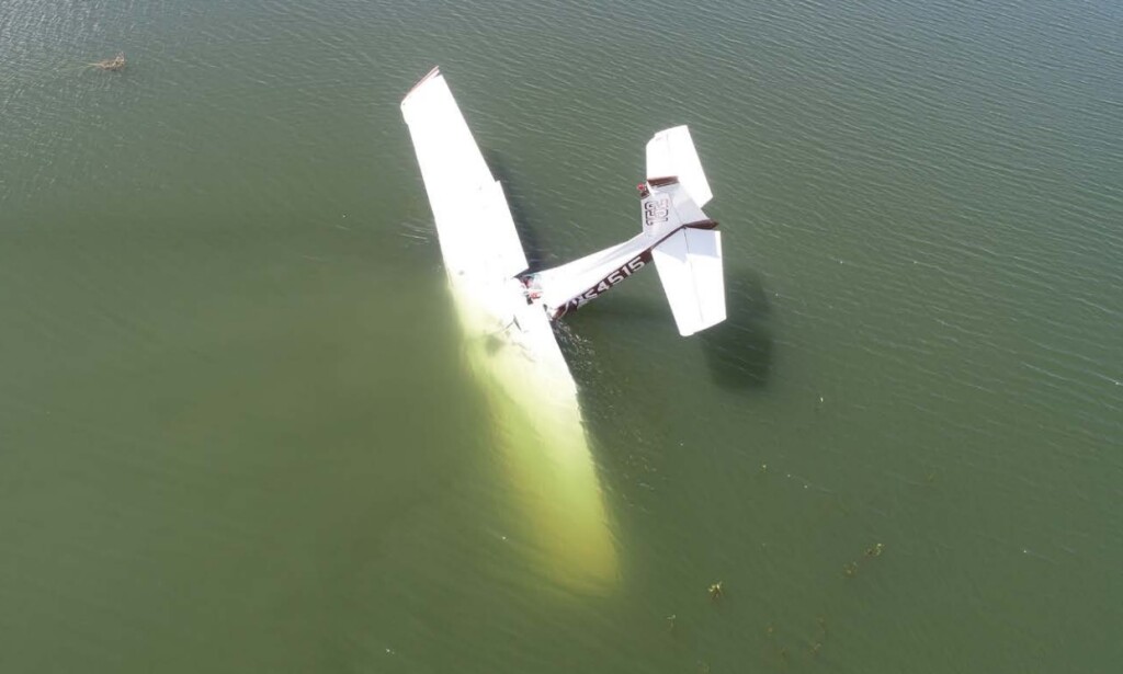 Wreckage of C152 N24515 in the Missouri River (Credit: Morton County Sheriff's Dept via NTSB)
