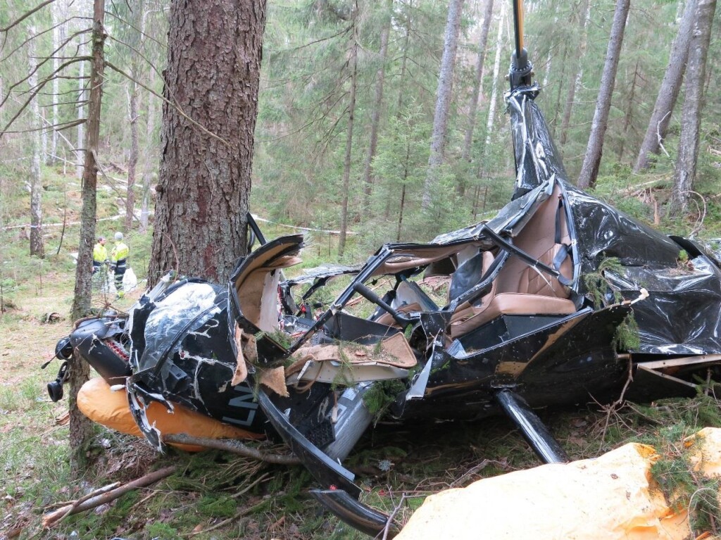 Robinson R44 LN-OGF: Damage to the cockpit/cabin (Credit: NSIA)