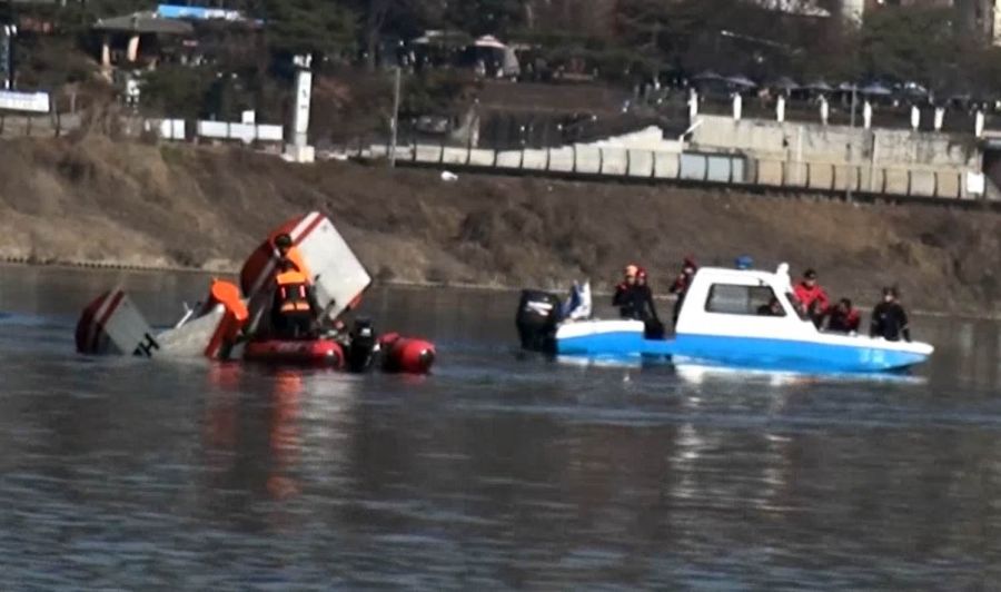 Wreckage of Korea Forest Service (KFS) Kamov Ka-32T HL9419 In The Han River (Credit: Gangdong Fire Service)