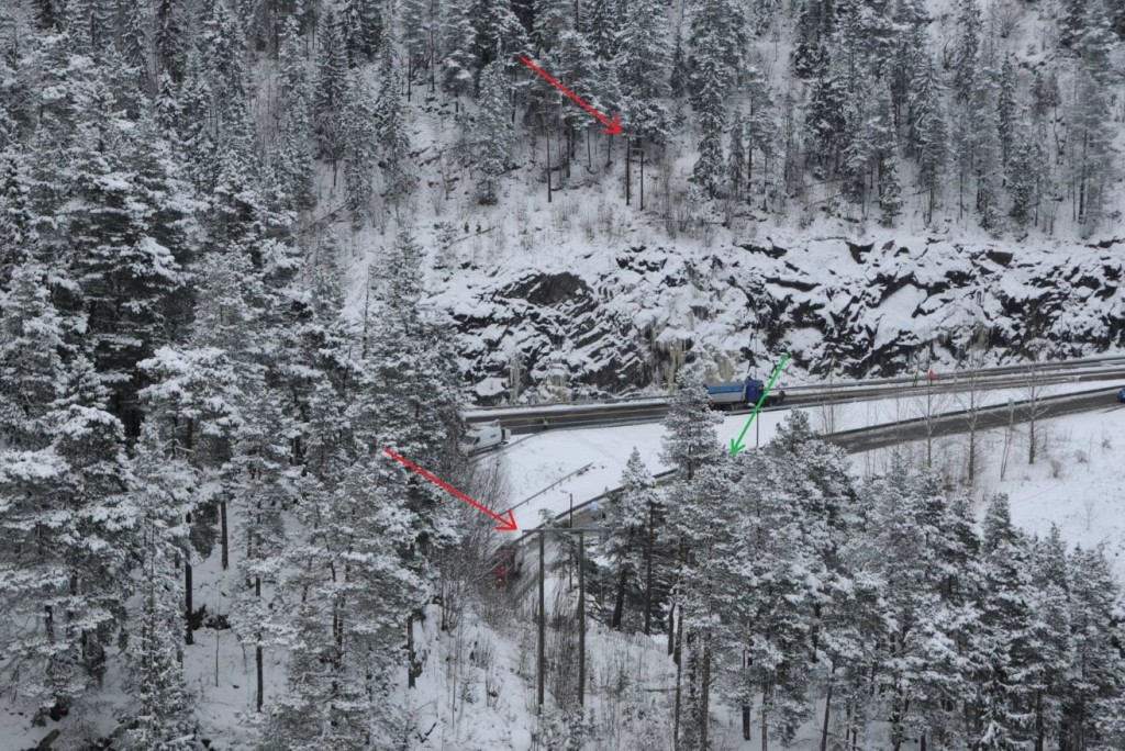 Accident Site Norsk Luftambulanse Airbus Helicopters EC135P2+ LN-OOI. Photo taken facing east on the same day as the accident. The power line poles are marked with red arrows. The  helicopter wreckage is located behind the trees marked with a green arrow. (Credit: Police via AIBN)