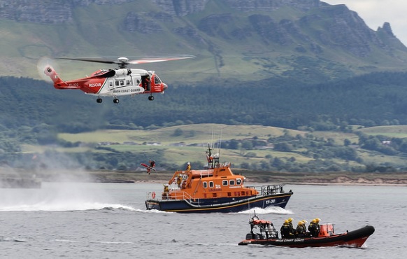 Irish Coast Guard (IRCG) '/ CHC Ireland (CHCI) Sikorsky S-92A EI-ICG Exercising with an IRCG RIB and an RNLI Severn-class Lifeboat (Credit: J Crawford - CC BY 2.0)