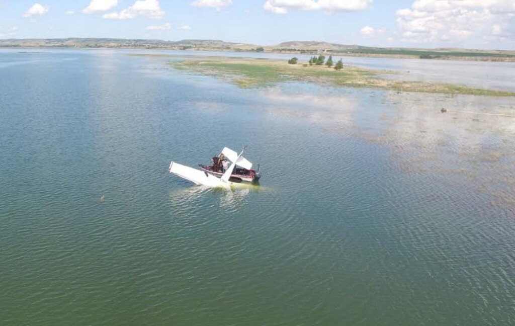Wreckage of C152 N24515 in the Missouri River (Credit: Morton County Sheriff's Dept via NTSB)
