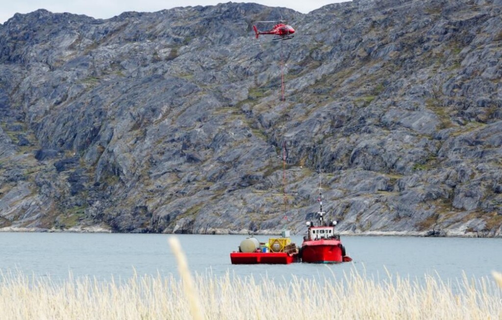 Air Greenland Airbus AS350B3 OY-HGT Conducting HESLO from the Barge (Credit: AIB Denmark)