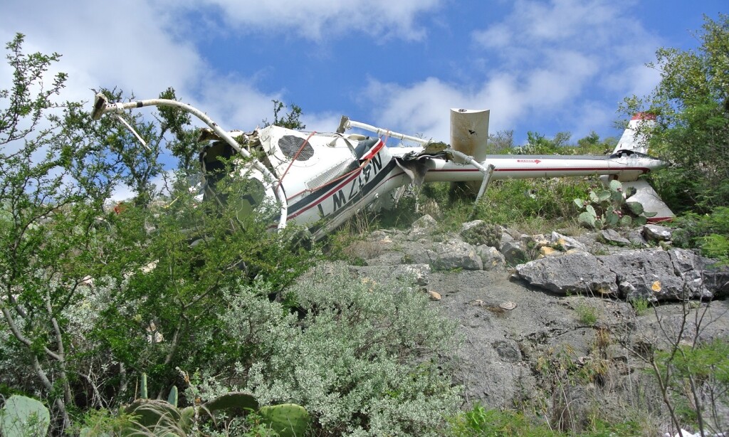 Wreckage of Bell 206B3 N417WT (Credit: FAA via NTSB)