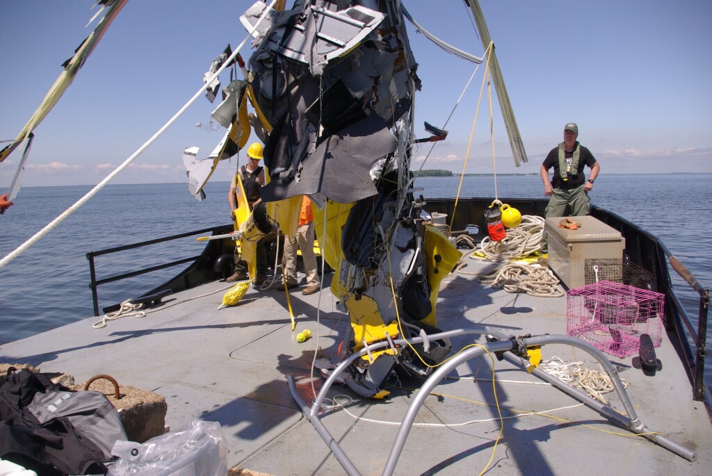 Salvage of Wreckage of Guimbal Cabri G2 N572MD from Chesapeake Bay (Credit: MD Department of Natural Resources via NTSB)