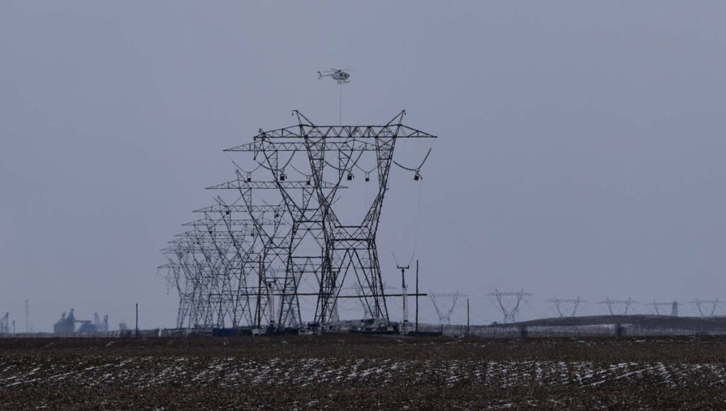 Rogers Helicopters MD 530F (369FF) N530KD Undertaking Stringing of Powerlines near Chalmers, Indiana (Credit: via NTSB)