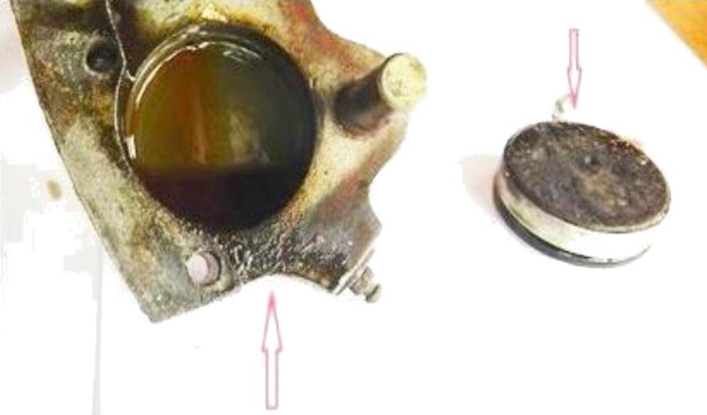 Right brake piston and housing with dirt and oil accumulation - Piper PA-31 PR-RCS (Credit: CNEIPA)